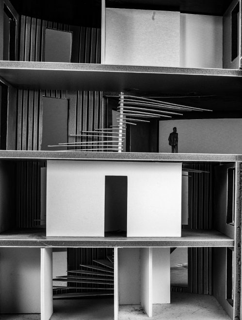 Zwart-witfoto van een doorsnedemaquette over vier verdiepingen