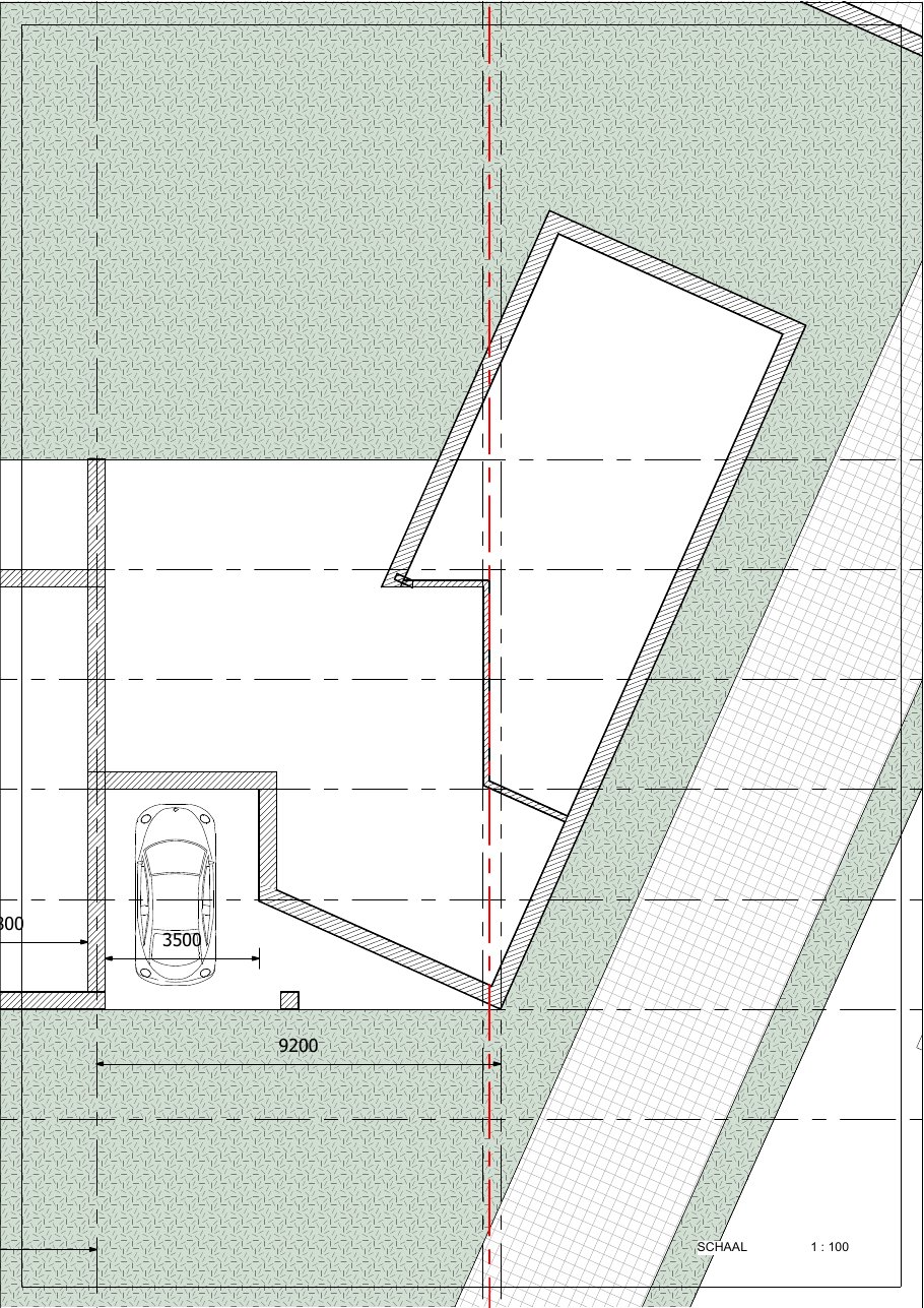 Inplantingsplan op schaal 1:100 met een schuin ingeplant volume en een autostaanplaats