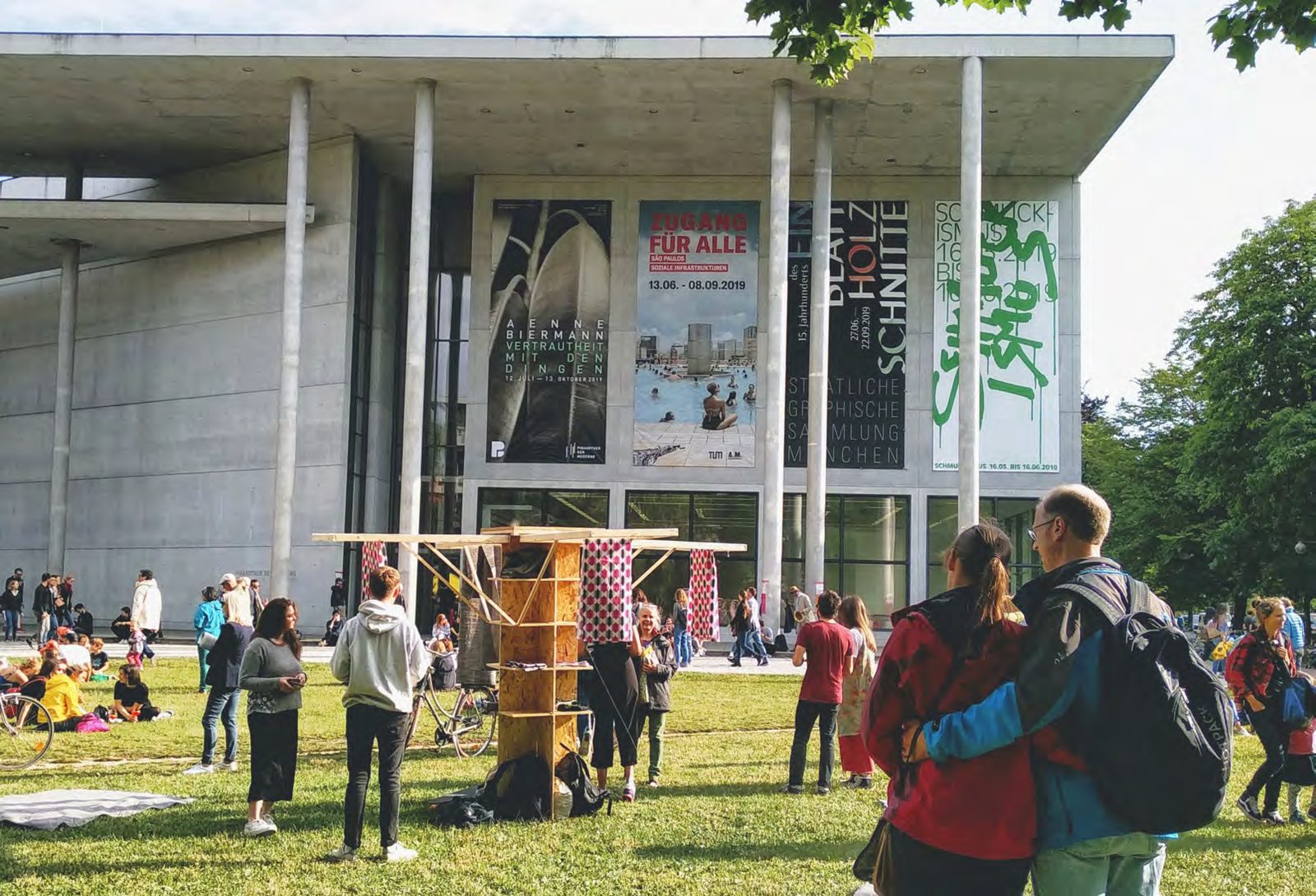 Houten installatie met dekens op het grasveld voor de Pinakothek der Moderne in München