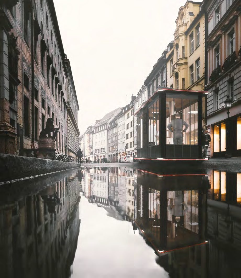 Collage van een glazen werkcabine in een straat in München, gespiegeld in het water