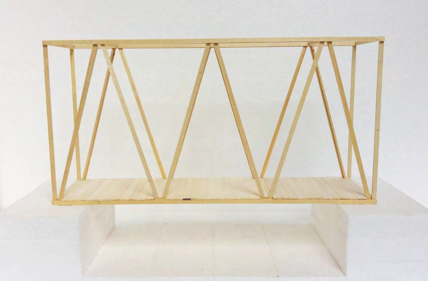 Maquette van een houten vakwerkbrug
